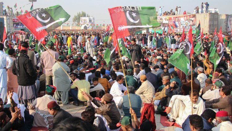 Des partisans du PPP se sont regroupés sur la tombe de l'ancienne Première ministre pakistanaise, à Garhi Khuda Baksh, le 27 décembre 2017.