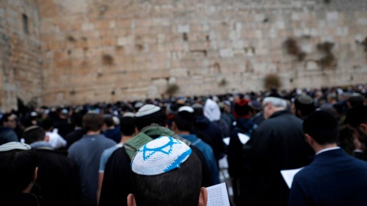 Juden beten an der Klagemauer in Jerusalem