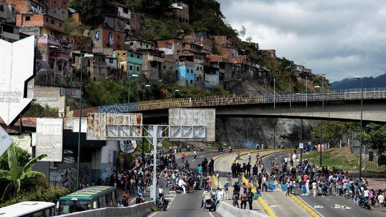 Protesta antigovernativa in un quartiere povero in Venezuela