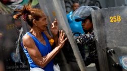topshot-venezuela-crisis-food-shortage-protes-1514538765359.jpg