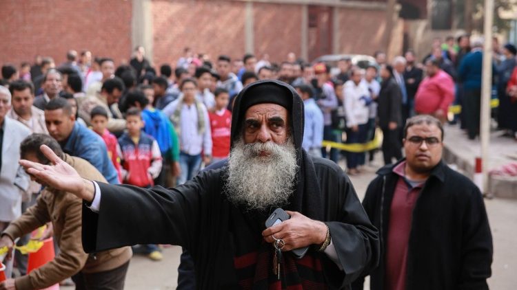 Des coptes rassemblés devant une église au sud du Caire, le 29 décembre 2017, après un attentat meurtrier tuant quatre personnes. 