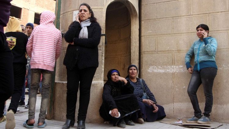 Des femmes devant l'église Saint Mina de Helouane, peu après l'attentat du 29 décembre. 