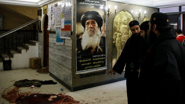 Religiosos coptas na igreja atacada no sul do Cairo