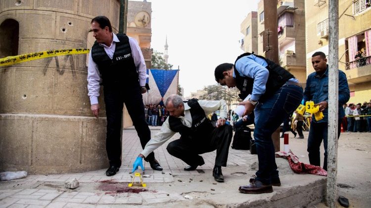 Ein Angreifer schoss vor der Mar-Mina-Kirche in Helwan, einem Vorort von Kairo, auf Gläubige und Polizisten