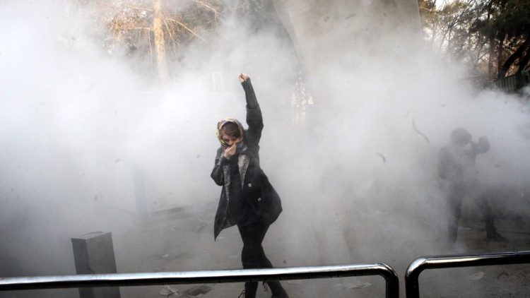 Une manifestante devant l'université de Téhéran, le 30 décembre 2017.