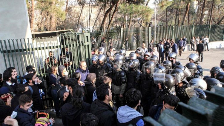 Scontri tra polizia e manifestanti - Iran