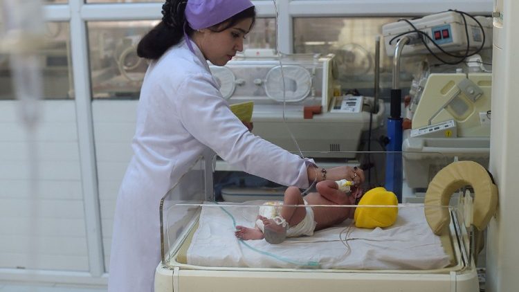 Pregled novorođenčeta u Kabulu
