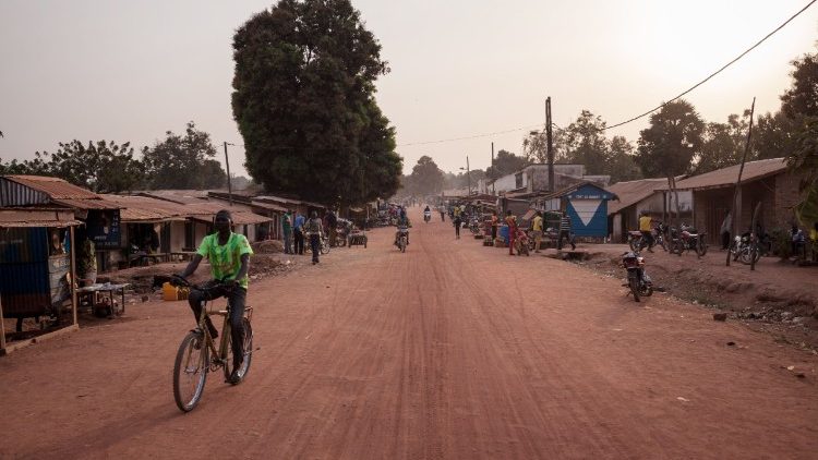 Un homme passe à vélo dans les rues de Paoua, après que des milliers de personnes ont fui la ville et ses alentours, le 27 décembre 2018.