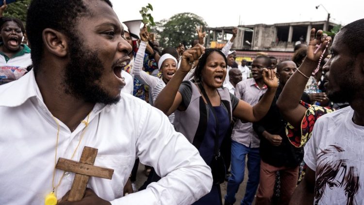 Católicos congoleses durante manifestação em Kinshasa