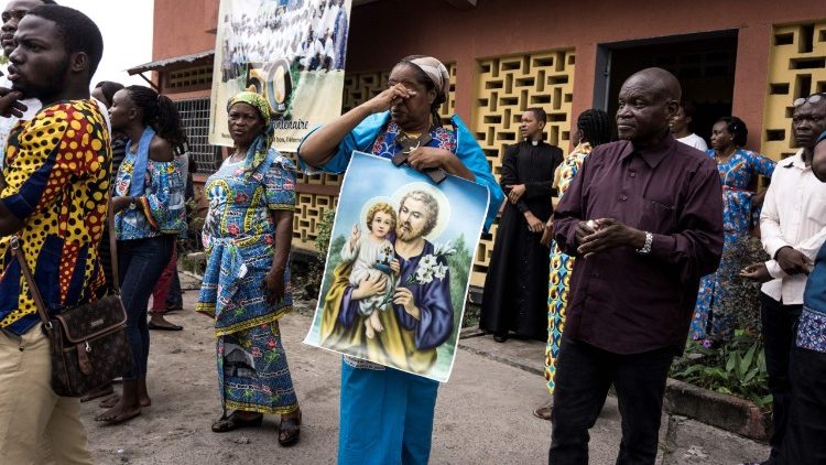 Les fidèles s'essuient les yeux après avoir subi des tirs de gaz lacrymogènes, en pleine messe, le 31 décembre dernier à Kinshasa