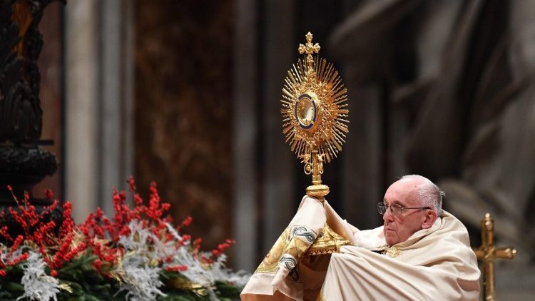 Papa Franjo blagoslivlja Presvetim oltarskim sakramentom