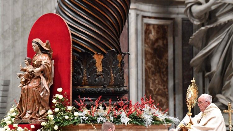 「神の母聖マリア」の第一晩課の聖体降福式を行う教皇フランシスコ（写真：2017年12月31日）
