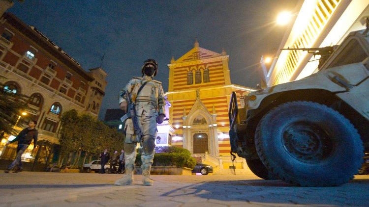 Soldado egípcio protege igreja no Cairo na virada do Ano Novo