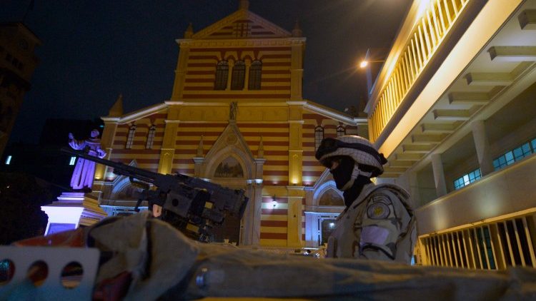 Un soldat égyptien garde l'entrée de l'église Saint-Joseph le soir du 31 décembre au Caire.