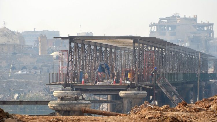  Un ouvrier sur un des ponts en reconstruction de Mossoul, le 19 décembre 2017