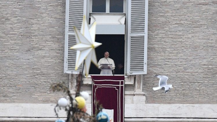 Le Pape à la fenêtre du Palais apostolique lors de l'Angélus du 1er janvier 2018.