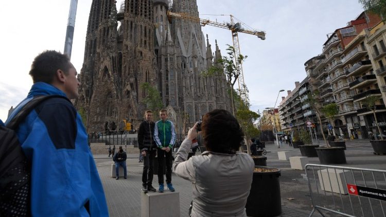 La delicata operazione della collocazione della Croce Gloriosa sulla facciata della Sagrada Familia