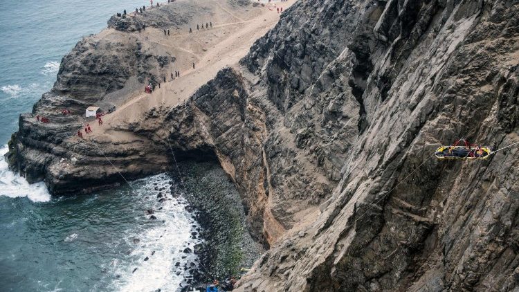 Ônibus de passageiros despencou de um penhasco à beira do mar em uma perigosa estrada ao norte da capital peruana, Lima 