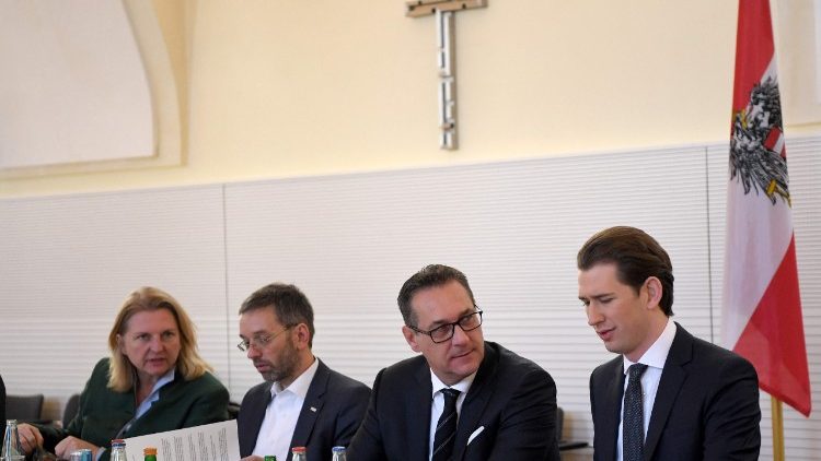 Le chancelier autrichien Sebastian Kurz lors d'un séminaire de travail avec le vice-chancelier, Heinz-Christian Strache, à Seggauberg au sud de l'Autriche, le 5 janvier 2018.