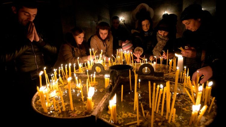 Armênios celebram o Natal ortodoxo na Catedral de Yerevan