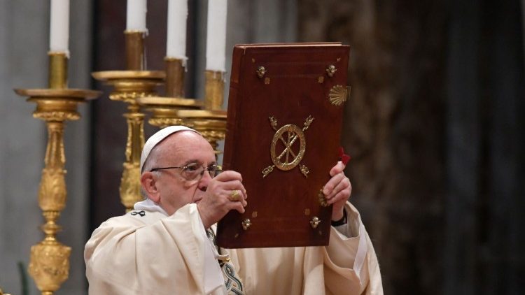Le Pape brandit l'évangéliaire lors de la messe de l'Épiphanie du 6 janvier 2018.