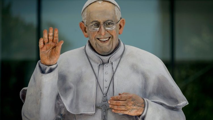 Scultura di Papa Francesco lungo una strada di Santiago - Cile