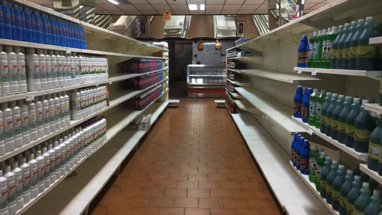 Reflexo da crise: prateleiras vazias em supermercado em Caracas