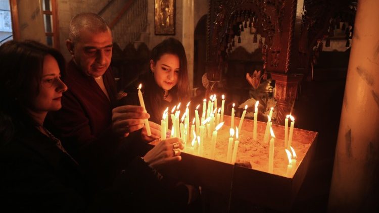 Des chrétiens palestiniens allument des bougies lors des cérémonies du Noël orthodoxe dans l'église de Saint-Porphyre, à Gaza, le 7 janvier 2018.
