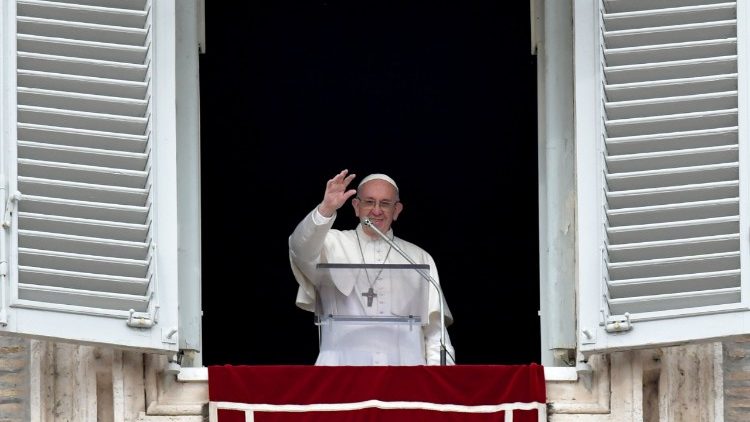 El Papa saluda a los fieles tras haber recitado la oración mariana del Ángelus junto a ellos