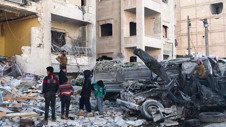 Menschen scharen sich um den Ort einer Explosion in Idlib, der über 20 Zivilisten, darunter viele Kinder, am 8. Januar zum Opfer gefallen sind,