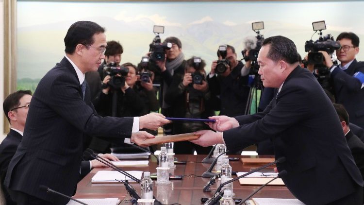 Ministro Cho Myung-gyun (E) e chefe da delegação norte-coreana Ri Son-Gwon