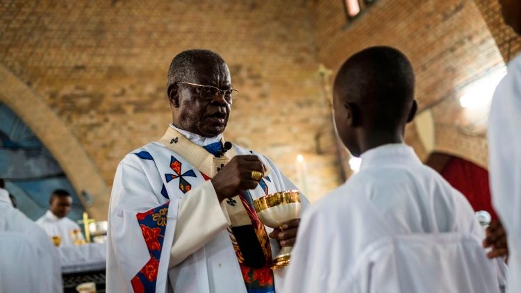 O site da organização oferece uma excelente oportunidade para interessar-se pelas Igrejas do continente africano, de rezar por e com elas, de se solidarizar com essas dioceses católicas