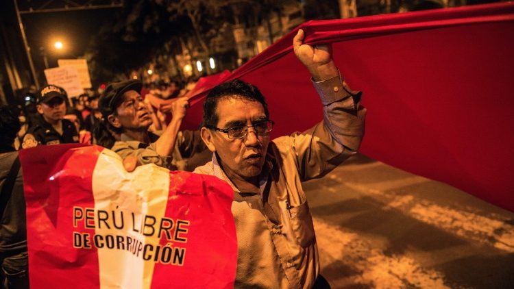 Des Péruviens protestent contre la grâce présidentielle accordée à Alberto Fujimori.