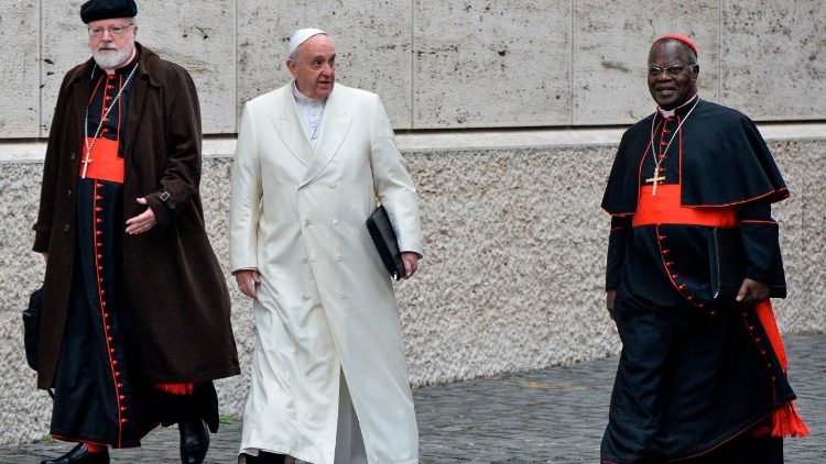 Papa entre cardeal O'malley e o cardeal Laurent Monsengwo