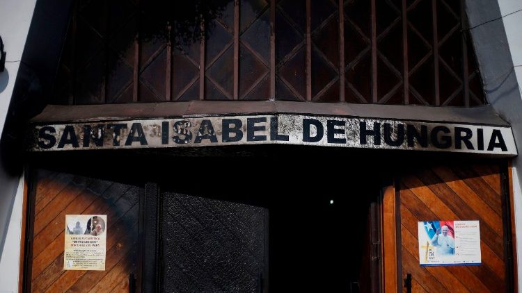 Anschlagsfolgen in Santiago: Beschädigter Eingang der Kirche Santa Isabel de Hungria im Stadtviertel Estacion Central 