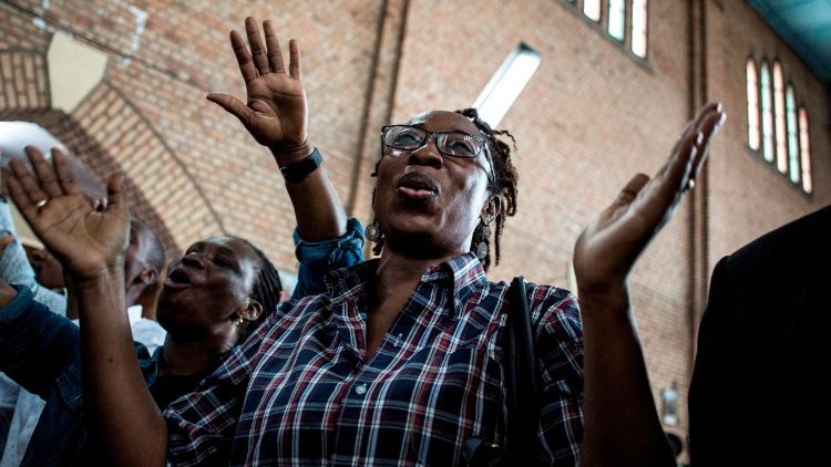 La preghiera in una chiesa del Congo