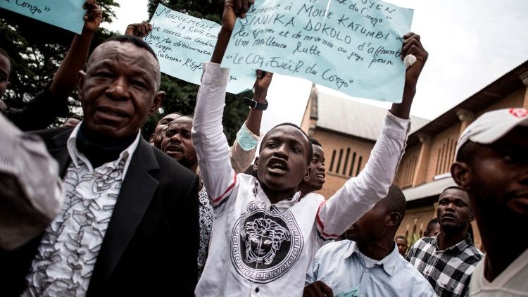 Proteste vor einer Kirche im Kongo