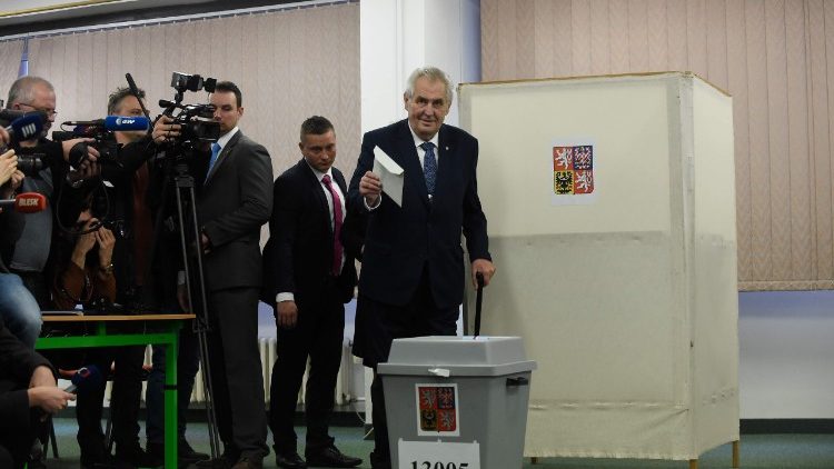 Al voto l'attuale presidente ceco, Zeman