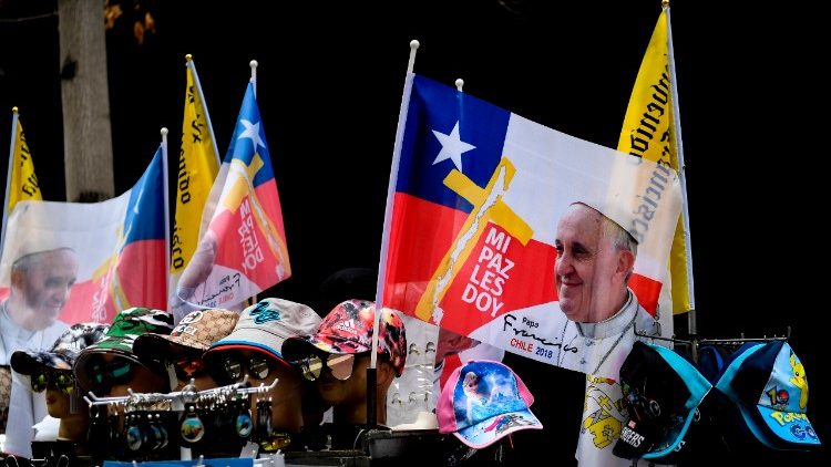 Des drapeaux déployés pour l'accueil du Pape François au Chili.