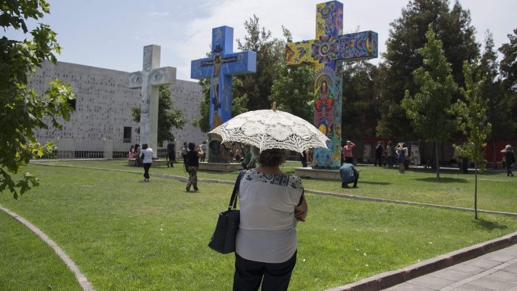 Trois croix décorées par des artistes chiliens ont été installées au sanctuaire de Saint Alberto Hurtado.