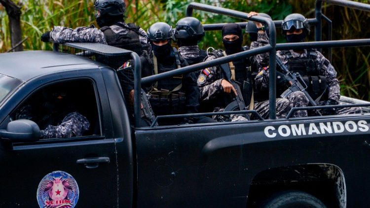 Membros do SEBIN patrulham Caracas na operação de busca de Oscar Perez