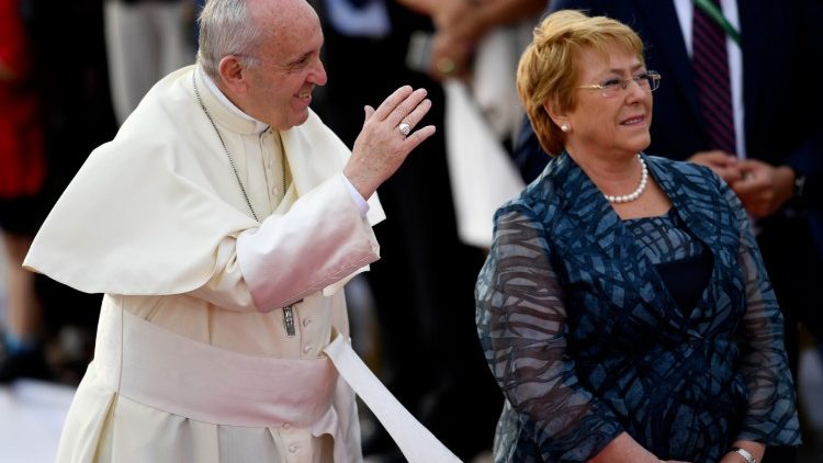 Le Pape à son arrivée à Santiago, aux côtés de la présidente chilienne Michelle Bachelet.