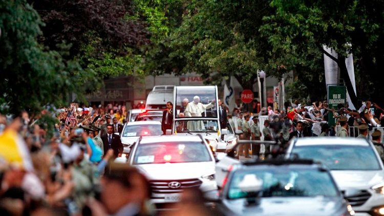 Le Pape François a fait une arrivée en papamobile dans les rues de Santiago, le 15 janvier 2018.