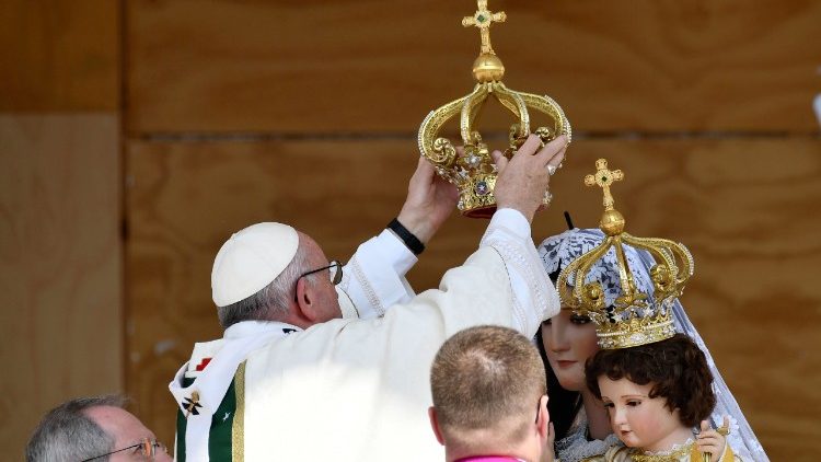 Papa coroa imagem de Nossa Senhora do Monte Carmelo