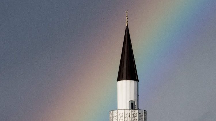 Regenbogen über der DITIB-Moschee in Kehl