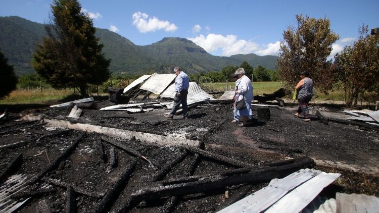 Igreja queimada na reigão de Araucania, em 16 de janeiro