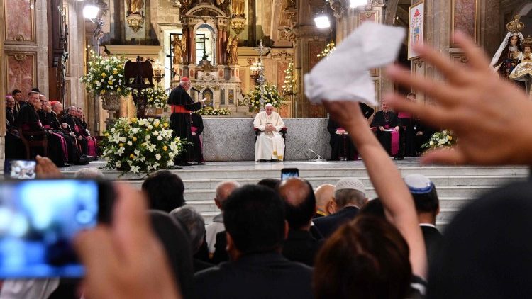 En la Catedral de Santiago de Chile el Papa encontró a los religiosos, consagrados y seminaristas