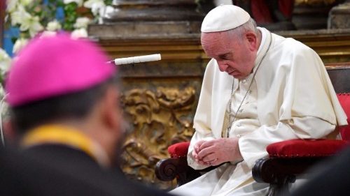 Le Pape pleure avec un groupe de victimes d'abus sexuels au Chili