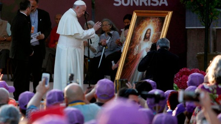 Papa Francisc binecuvântează o icoană în timpul călătoriei aposotlice în Chile (2018)