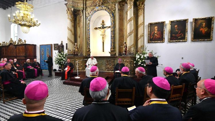 Papež s čilskimi škofi med obiskom v Čilu